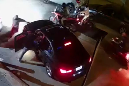Xe sang BMW vừa ra khỏi bãi đỗ bị băng cướp tấn công chớp nhoáng