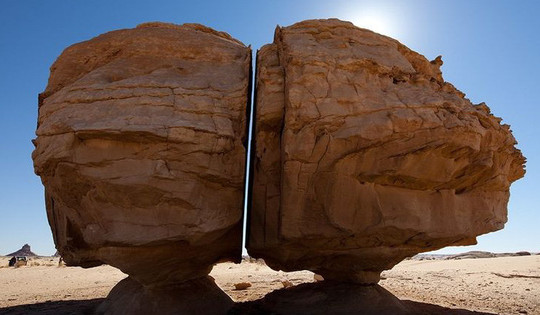 Al Naslaa - Khối đá bí ẩn hơn 4.000 năm tuổi tại Ả Rập Xê Út