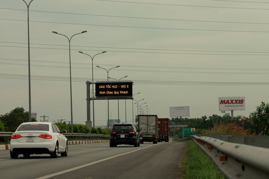 Mẹo giữ khoảng cách an toàn trên cao tốc mà tài xế nào cũng cần biết