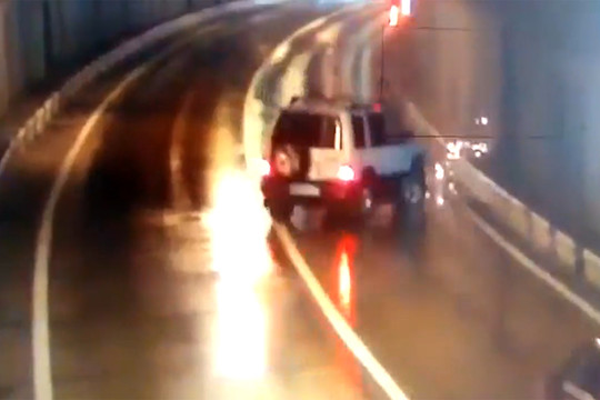 Xe SUV mất lái, 5 ô tô đâm liên hoàn trong đường hầm
