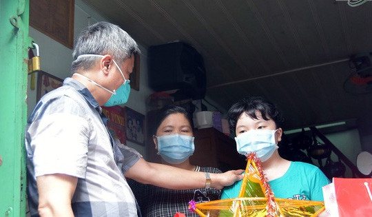 Thứ trưởng Nguyễn Trường Sơn thăm, tặng quà Trung thu cho các em nhỏ có người thân mất do COVID-19