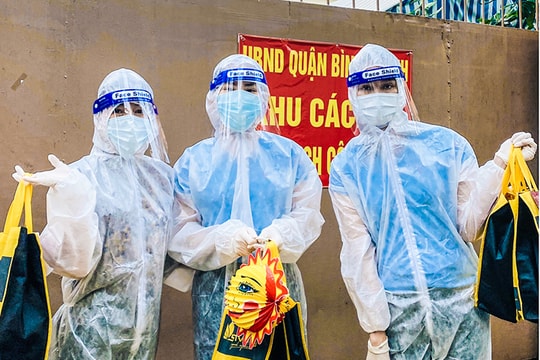 Chị Hằng mặc đồ bảo hộ tặng quà các em nhỏ mùa Tết Trung thu