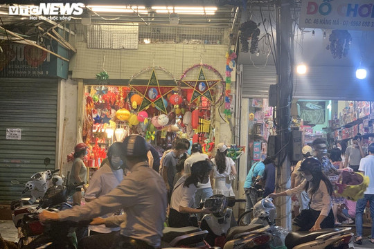 Người Hà Nội tấp nập mua sắm đón Tết Trung thu, phố Hàng Mã không còn buồn tẻ