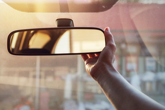 Cách chỉnh gương chiếu hậu cải thiện tầm nhìn lái xe