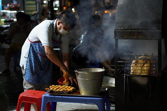 Người mua tăng đột biến, quán ăn ở Hà Nội không còn đồ để bán