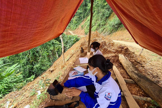 Nữ sinh Vân Kiều đi bộ 5km lên đồi dựng lán 'hứng sóng' học online