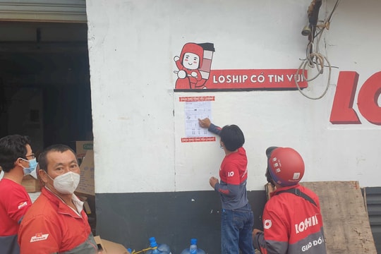 Phát kit test COVID-19 để shipper tự xét nghiệm