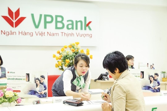 Bán 'chui' cổ phiếu VPB, thêm một người thân sếp VPBank bị xử phạt