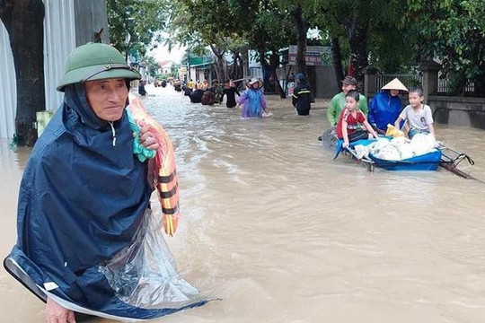 Thủy điện và hồ đập xả lũ, nhà dân ở Nghệ An ngập sâu trong nước