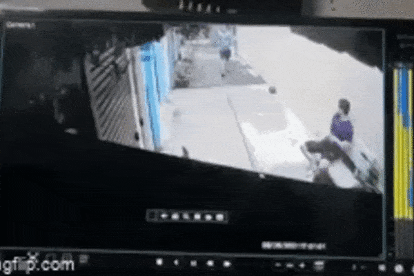 Lộ clip cảnh nghi phạm chém lìa đầu cầm dao lững thững về nhà