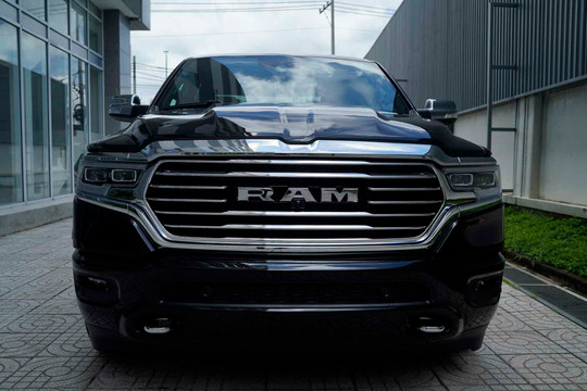 Vì sao bán tải RAM lại đắt gấp 4 lần Ford Ranger Raptor?