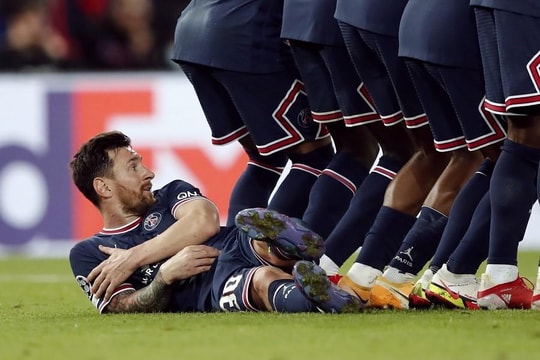 Messi gây sốc khi phải nằm làm hàng rào chắn đá phạt