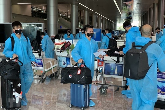 Công Phượng, Quang Hải uể oải ra sân bay rồi... về