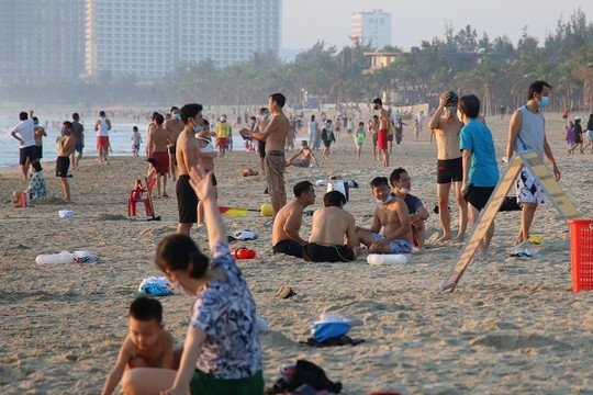 Bỏ lệnh cấm, dân Đà Nẵng dậy từ sáng sớm ra biển tắm, tập thể dục