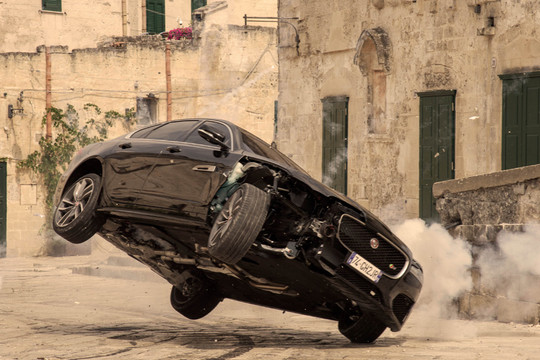 Jaguar XF rượt đuổi ngoạn mục trong phim James Bond mới 'No Time To Die'
