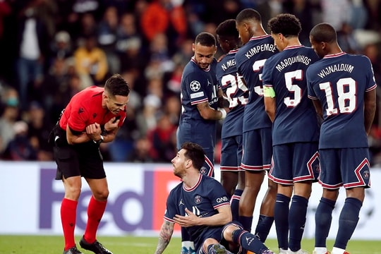 Messi ‘hạ mình’ gây sốc tại PSG bị cho là chiêu trò PR