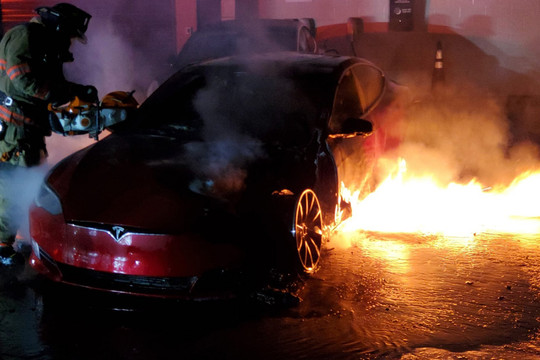 Xe Tesla Model S bốc cháy dữ dội tại trung tâm dịch vụ