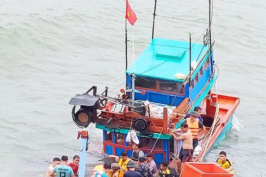 Bộ đội Biên phòng tỉnh Kiên Giang kịp thời ứng cứu tàu cá chìm ngoài biển