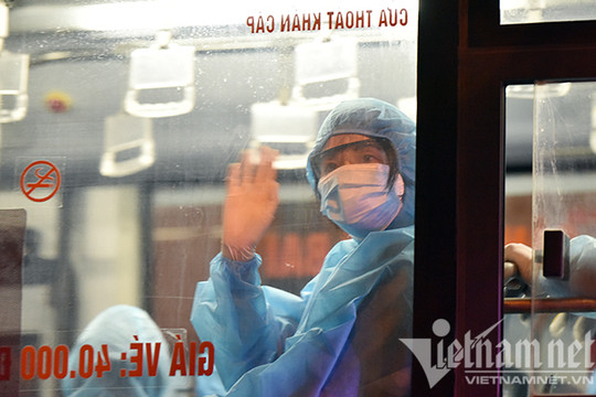 Hà Nội đưa 150 F1 ổ dịch Bệnh viện Việt Đức đi cách ly trong đêm