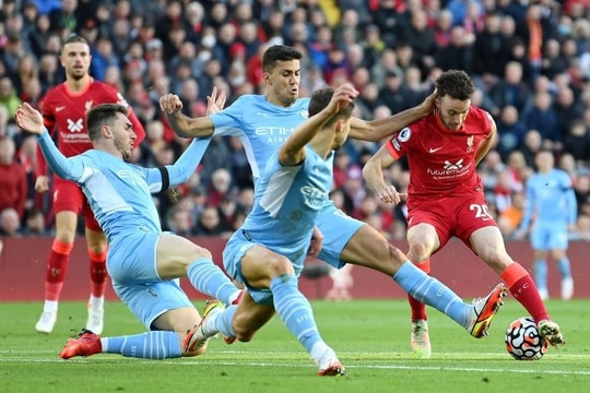 Salah ghi siêu phẩm, Liverpool chia điểm kịch tính với Liverpool