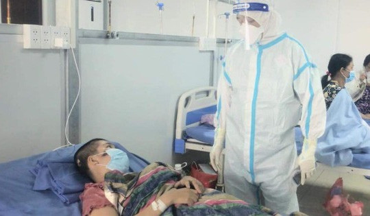 Long An: Cứu sống 2 người bệnh mắc COVID-19 nguy kịch phải thở máy xâm nhập