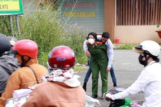 Nữ học viên cảnh sát cõng người dân tai nạn vào lề đường sơ cứu