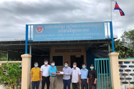 Trao 1000 USD cho dự án cải tạo và nâng cấp lớp học của cộng đồng người gốc Việt tại Koh Kong