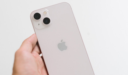Tại sao iPhone 13 lại có camera đặt chéo? Có phải Apple làm vậy chỉ để cho khác iPhone 12 hay không?