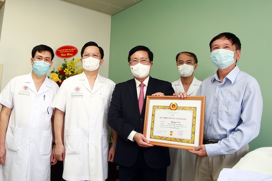 Nguyên Phó Thủ tướng Nguyễn Côn nhận Huy hiệu cao quý 85 năm tuổi Đảng