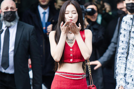 "Gái xinh sang nhất Hàn Quốc" lúng túng vì váy ngắn tại sự kiện đình đám ở Paris