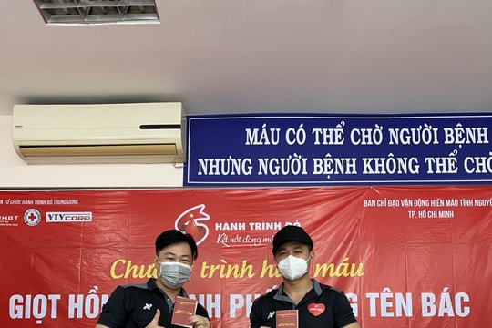 Trong bình thường mới, Lâm Vũ và Thiên Phú Tài vẫn duy trì trao quà và hiến máu nhân đạo