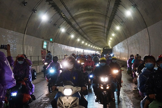 Quyết định "phút 89" mở hầm Hải Vân, ngàn người đỡ cảnh xuyên mưa vượt đèo