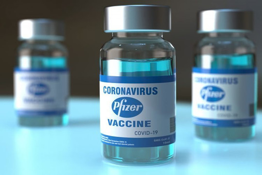 Gần 400.000 liều vắc xin Pfizer do Mỹ tặng về đến Hà Nội