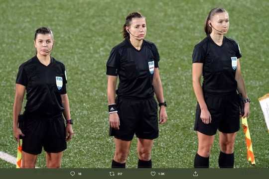 Lần đầu tiên tổ trọng tài toàn nữ điều khiển trận đấu World Cup