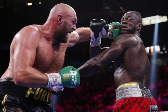 Deontay Wilder gãy tay sau trận đại chiến với Tyson Fury