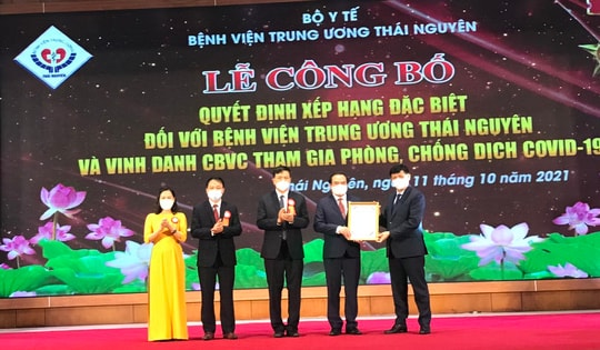 Bộ trưởng Bộ Y tế trao quyết định hạng đặc biệt cho BV TW Thái Nguyên