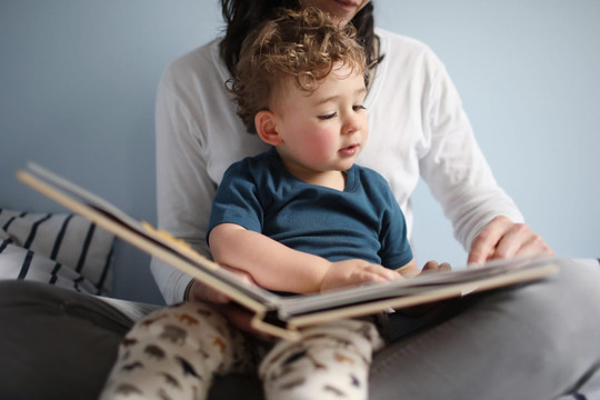 Đọc sách cho con, khi nào cha mẹ nên bắt đầu?