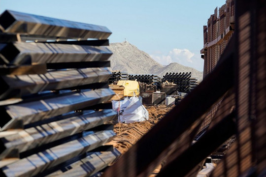 Vật liệu xây tường biên giới của Hoa Kỳ nằm chỏng chơ trên sa mạc