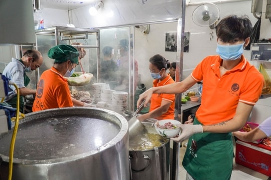 Quán phở ở Hà Nội bán gần 300 bát sau một giờ mở cửa