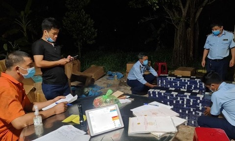 Xe đầu kéo “luồng xanh” chở 2.000 bao thuốc lá lậu