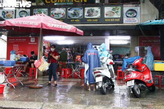 Hàng quán được phục vụ tại chỗ, người Đà Nẵng đội mưa ăn sáng, uống cà phê