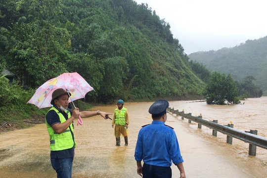 Quảng Nam: Mưa lũ lớn gây ngập lụt, sạt lở tại nhiều địa phương