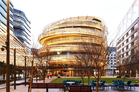 Tòa nhà quấn hàng ngàn mét gỗ giữa quảng trường hút khách du lịch