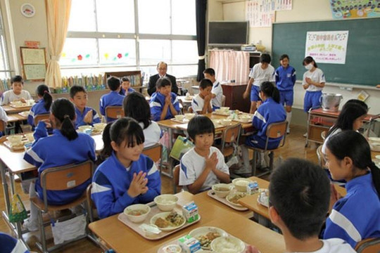 Quy tắc ở trường học Nhật Bản: Đứng lên cúi chào giáo viên, không trang điểm