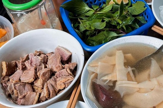 Sao Việt check in hàng quán khi Hà Nội cho bán tại chỗ