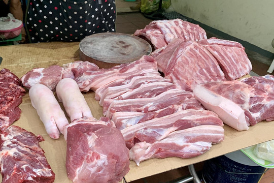 Giá heo hơi lao xuống 30.000 đồng/kg, thịt ở chợ 'cố thủ', nhúc nhích giảm