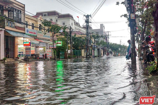 Đà Nẵng chi hơn 2.000 tỉ đồng chống ngập, nhưng khi mưa, dân vẫn phải lội bì bõm