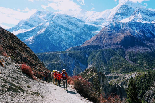 Cô gái Việt trekking 14 ngày lên đỉnh núi tuyết cao 5.416m ở Himalaya