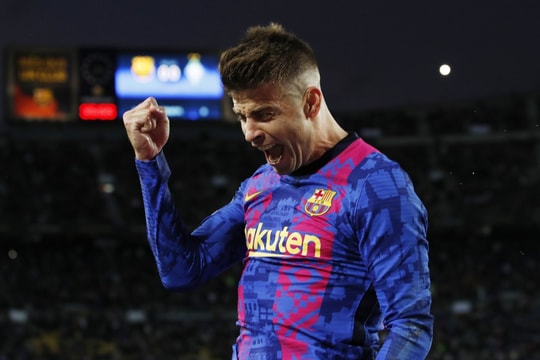 Biếm họa 24h: Pique giúp Barca mơ về "cú ăn ba"