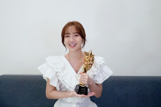 Jang Mi bất ngờ nhận giải 'Nữ ca sĩ quốc tế xuất sắc' tại World Star Awards